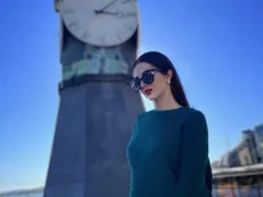 Динозавър захапа Райна