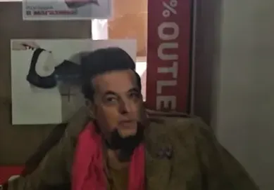 ЕВГЕНИ МИНЧЕВ ПРИПАДНА ПИЯН В ЦЕНТЪРА НА СОФИЯ (ВИДЕО)