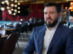 Рупецова и Мартина ли?! Елвиса се опитва да го "сложи" на Тита: Полудя по сочните й форми! (СНИМКИ)