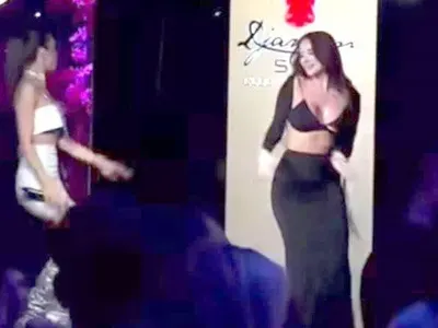 Зарязана ли? Мартина от „Ергенът“ купонясва с баджаначката си (Снимки)