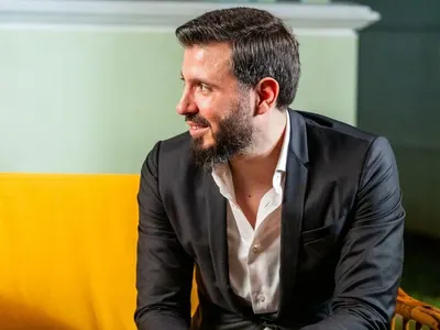 Засякоха го на калъп! Ето коя е жената до Мартин Елвиса (НЕОЧАКВАНО)