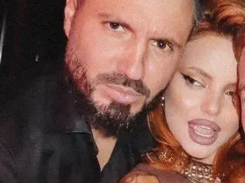 Засякоха го на калъп! Ето коя е жената до Мартин Елвиса (НЕОЧАКВАНО)