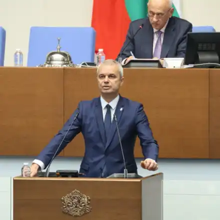 500 лв. глоба за депутати от „Възраждане“, които не аплодират Копейкин и не освиркват враговете 