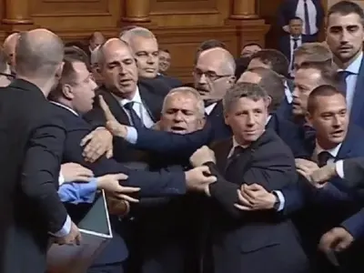 500 лв. глоба за депутати от „Възраждане“, които не аплодират Копейкин и не освиркват враговете 