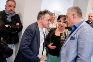 На първата си изложба у нас: Зуека продаде 20 картини за час (Снимки)