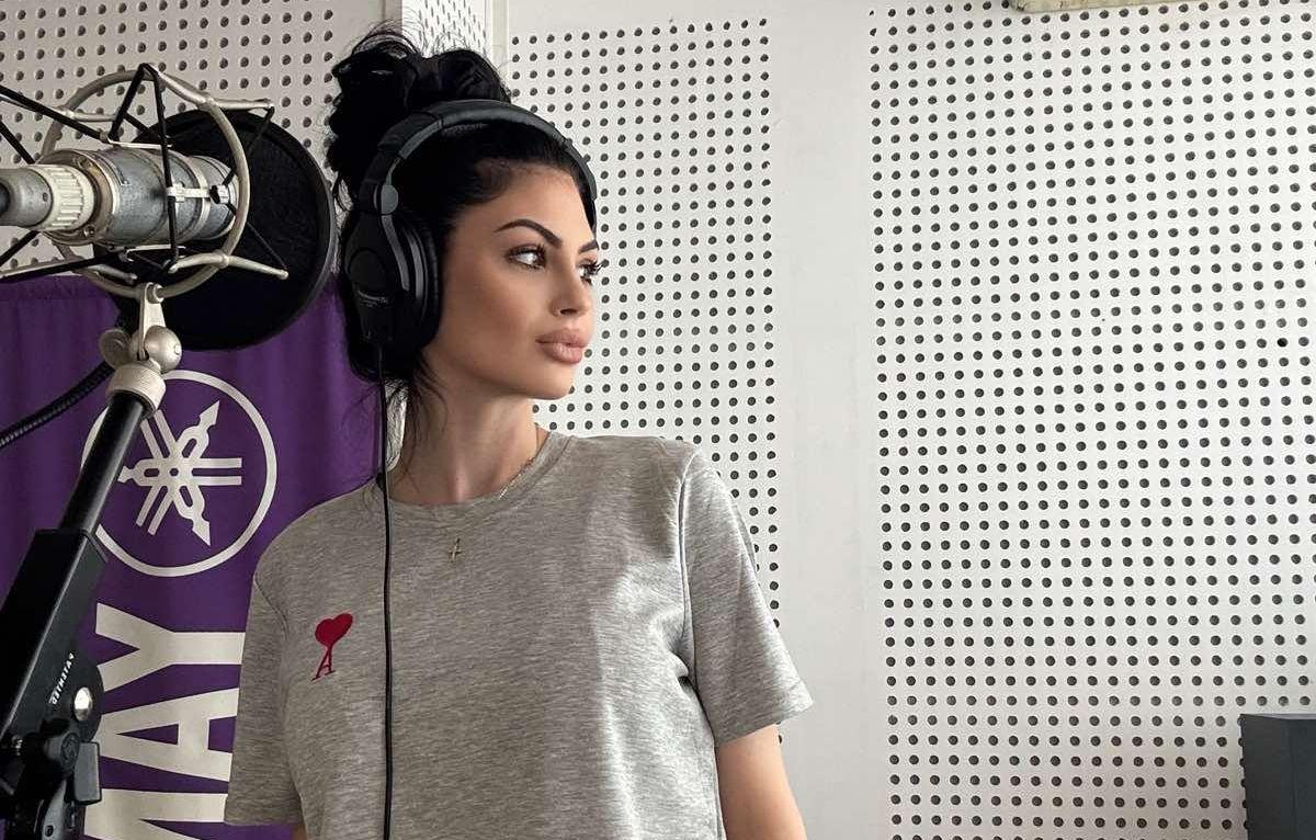 Гъзария или тъпотия? Венцислава Тафкова пее с анцуг за 1000 лева