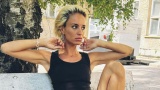 Радина ходи с роза в чантата