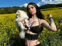 Анджела от “Биг брадър” разцелува куче