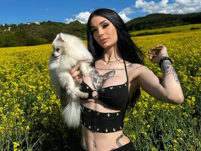 Анджела от “Биг брадър” разцелува куче