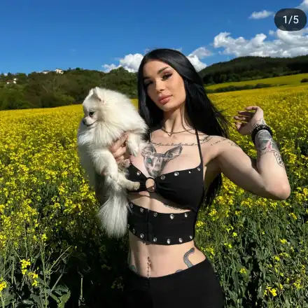 Анджела от “Биг брадър” разцелува куче