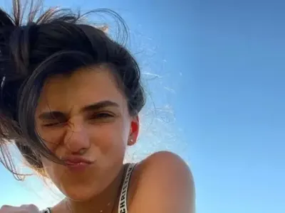 Андреа Банда не крие пищна гръд