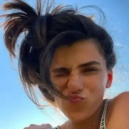 Андреа Банда не крие пищна гръд