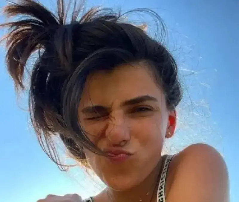 Андреа Банда не крие пищна гръд