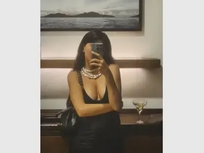 Андреа Банда не крие пищна гръд