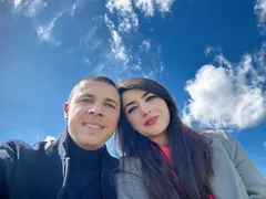 Без таткото: Лена се скри с дъщеря си в Париж СНИМКИ