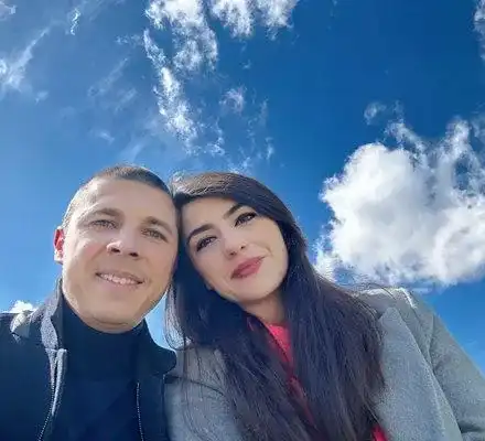 Без таткото: Лена се скри с дъщеря си в Париж СНИМКИ