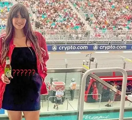 Бременна ли е Нина Добрев? (СНИМКИ)