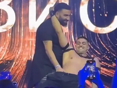 БРУТАЛНО ВИДЕО: Азис бърка в гащите на млад танцьор