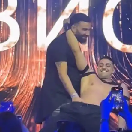 БРУТАЛНО ВИДЕО: Азис бърка в гащите на млад танцьор