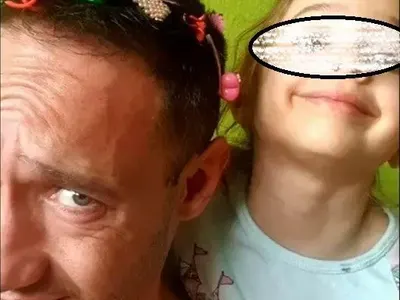 Дарин Ангелов  рисува с дъщеря си