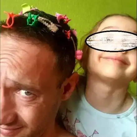 Дарин Ангелов  рисува с дъщеря си