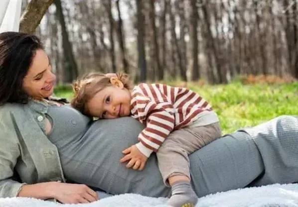 Даяна Ханджиева чака близнаци - чуди се как ще оцелее?!