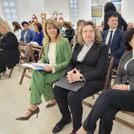 Деси Радева "ужили" публично Киселова: Първо трябва да сме женствени!