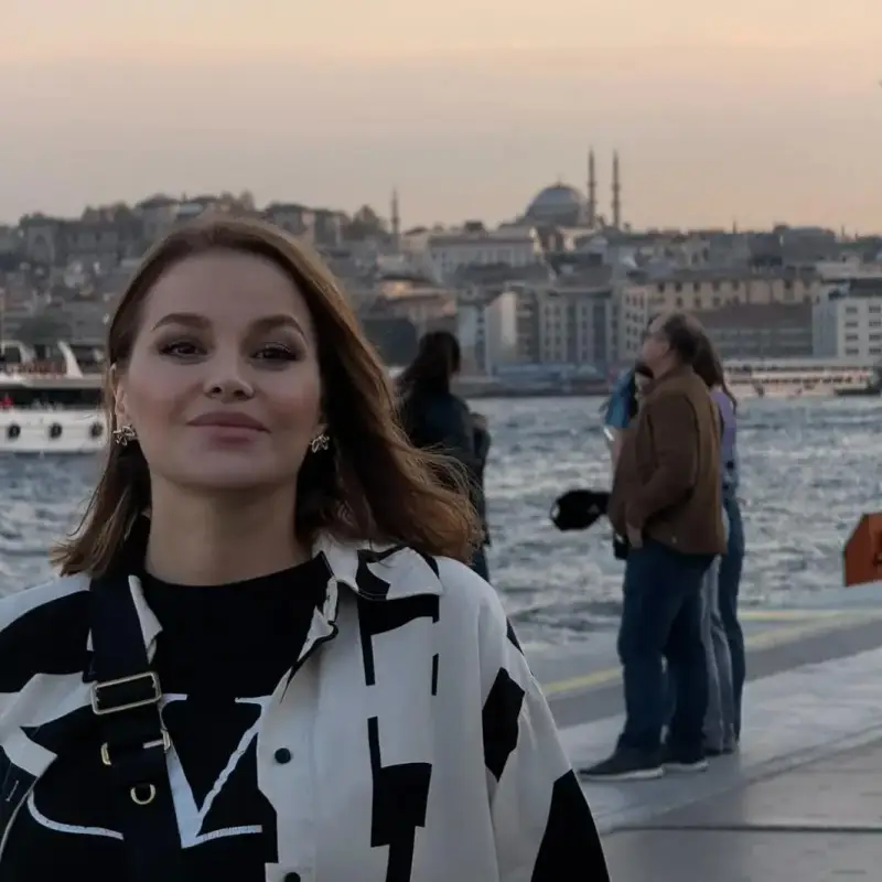 Деси Слава грее в Истанбул