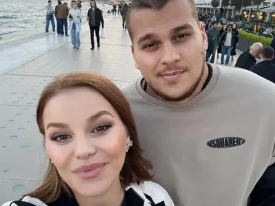 Деси Слава грее в Истанбул