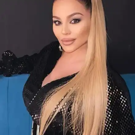 Деси Слава казва сбогом на пищния си бюст