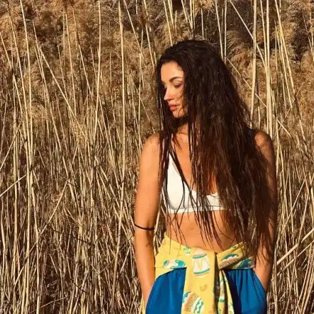 Диляна Попова на разходка по… сутиен! (СНИМКИ)