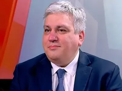 До премиера: Шефът на НСИ Атанас Атанасов полза служебна кола и шофьор, за да преподава в работно време (СИГНАЛ)