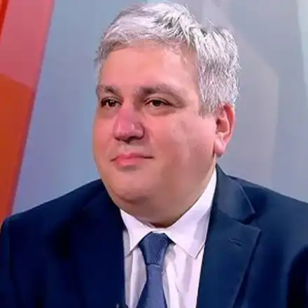 До премиера: Шефът на НСИ Атанас Атанасов полза служебна кола и шофьор, за да преподава в работно време (СИГНАЛ)