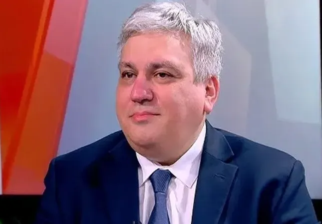 До премиера: Шефът на НСИ Атанас Атанасов полза служебна кола и шофьор, за да преподава в работно време (СИГНАЛ)