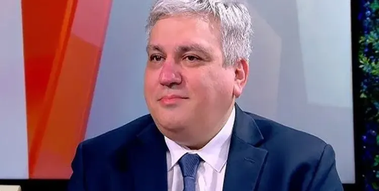 До премиера: Шефът на НСИ Атанас Атанасов полза служебна кола и шофьор, за да преподава в работно време (СИГНАЛ)