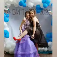 Ексцентрични абитуриентки: Диана Димитрова с рокля втора употреба, Вергова с кецове…СНИМКИ