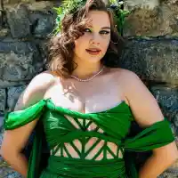 Ексцентрични абитуриентки: Диана Димитрова с рокля втора употреба, Вергова с кецове…СНИМКИ