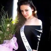 Ексцентрични абитуриентки: Диана Димитрова с рокля втора употреба, Вергова с кецове…СНИМКИ