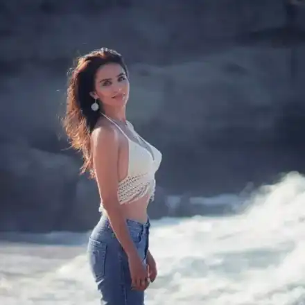 Елен Колева върти обръч за безупречна талия