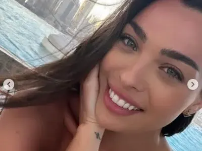 Ергенката Айлин събира арабски тен