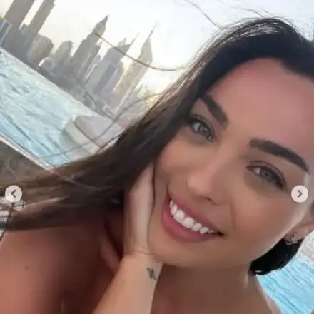 Ергенката Айлин събира арабски тен