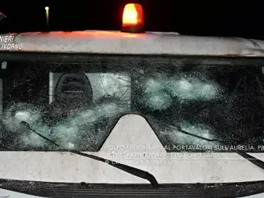 Фермери взривиха и ограбиха брониран камион с милиони евро в Сардиния ВИДЕО