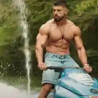 Фики тресе мускули в нов клип