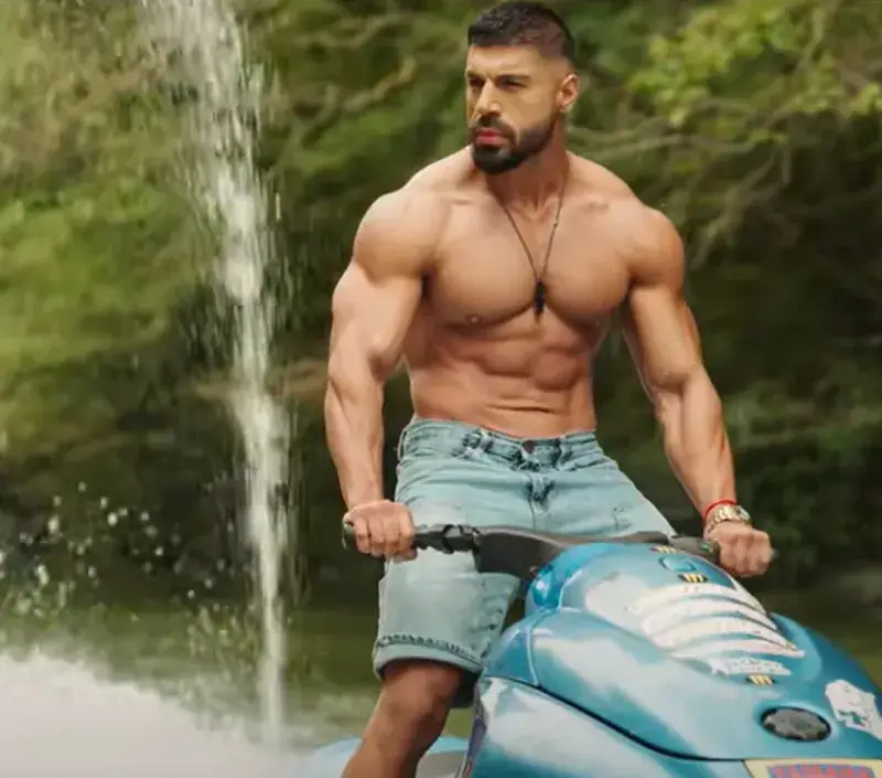 Фики тресе мускули в нов клип