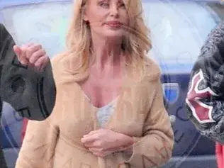 ФОТО БОМБА: Ето с кого и къде засякоха разведената Светлана Василева! (няма нищо общо с фотошопа - СНИМКИ)