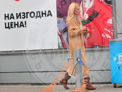 ФОТО БОМБА: Ето с кого и къде засякоха разведената Светлана Василева! (няма нищо общо с фотошопа - СНИМКИ)
