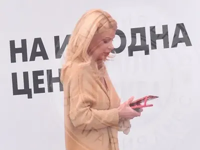 ФОТО БОМБА: Ето с кого и къде засякоха разведената Светлана Василева! (няма нищо общо с фотошопа - СНИМКИ)