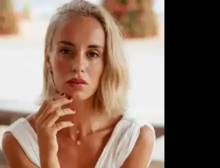 ФОТО БОМБА: Кой ОБЕЗОБРАЗИ устните на Радина Кърджилова?! (устата й е тройна, а тя се е прегърбила от слабост - СНИМКИ)