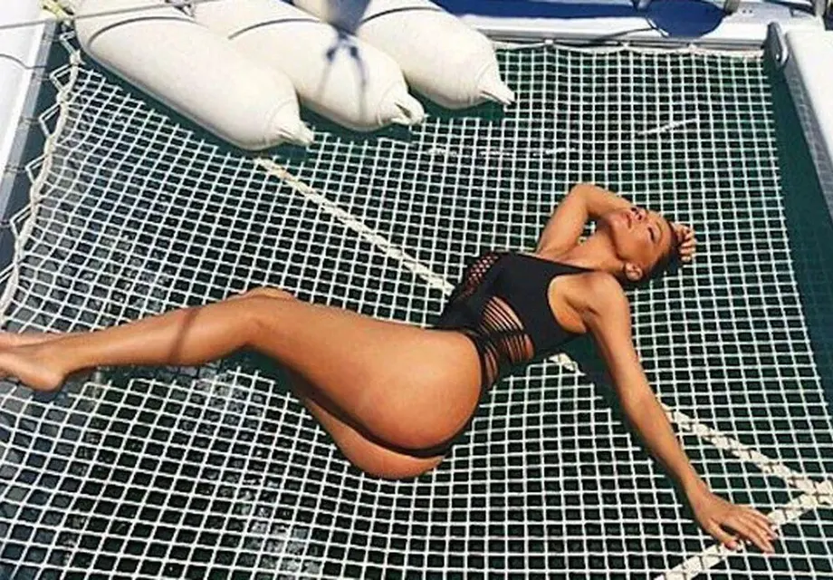 Галена пъчи дупе на залез