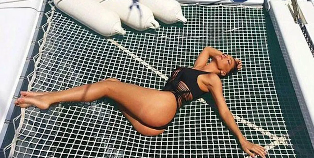 Галена пъчи дупе на залез